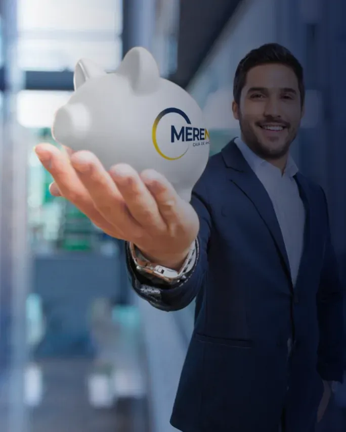 Hombre sonriente sostiene una alcancía con el logo de MERENL.